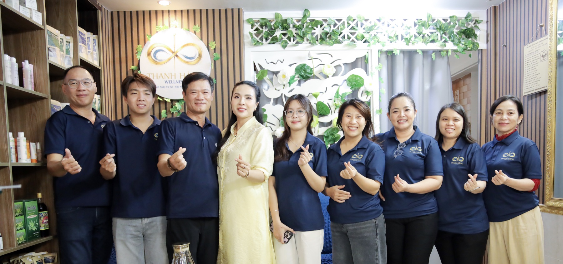 Đội ngũ Thanh Hằng Wellness trong ngày khai trương